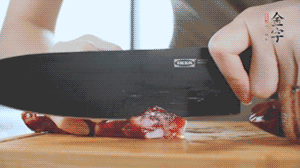 食材統(tǒng)統(tǒng)切成片，待用。