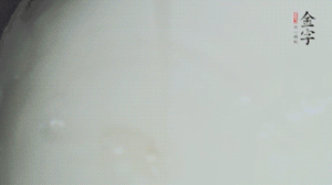 將浸泡了30分鐘的米放入電飯煲中，在水中加入半勺油。