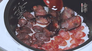 關上蓋子繼續(xù)燜煮20分鐘淋上醬汁。