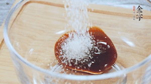 合上蓋子，啟動電源煮飯。期間混合好調(diào)味汁。