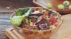 期間用開水燙熟青菜，煎好荷包蛋~ （懶人可忽略此步）