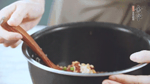 揭開鍋蓋，放上青菜，荷包蛋，就可以吃了。