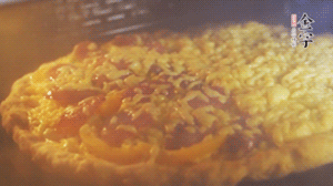 準(zhǔn)備好披薩餅皮，烤盤(pán)刷油后入烤箱預(yù)熱10分鐘，放上面餅后180度烤10分鐘。（現(xiàn)成買(mǎi)的披薩皮，就忽略此步驟）