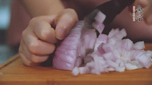 2.半個(gè)青椒、半個(gè)黃椒切圈、一個(gè)洋蔥切丁、三個(gè)白蘑菇切片備用。