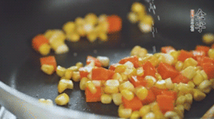胡蘿卜、玉米洗凈后，處理成粒，加鹽簡單炒制。