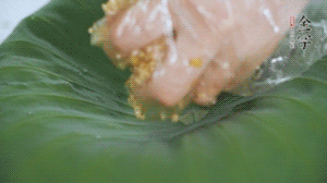 將食材混合好鋪到新鮮荷葉上。（可以加點水）