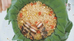 擺上金字醬肉，妥帖包裹好上鍋蒸。