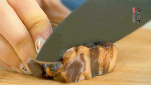 金字風味醬肉切成片，上鍋蒸15分鐘。