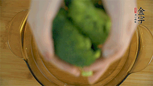 西蘭花洗凈，切成小塊汆燙，切碎。