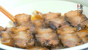 鋪上一片醬肉，撒點芝麻即可。