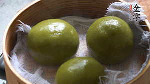 青團(tuán)上沸水鍋中蒸10分鐘即可。