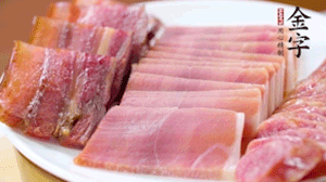 擺盤后鋪上老豆腐，淋點料酒，灑點白糖上鍋蒸20分鐘。