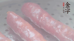 金字香腸上鍋，大火蒸5分鐘，切片備用。