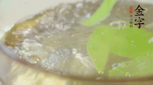 萵筍去皮切片，加鹽焯水。