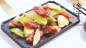 熱油下鍋，依次下金字香腸、萵筍、冬筍，均勻翻炒。