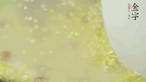 糯米、紅豆浸泡1小時，和小米一起入電飯鍋蒸熟。