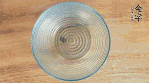 取一個碗，香菇倒放，香腸片圍繞鋪成圓形，加炒好的米飯壓實。