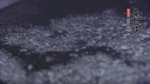 小青菜洗凈后，鍋中水燒開，放點鹽和滴幾滴油后燙熟。