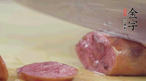 拿出香腸和臘肉，切成片后重新鋪入。