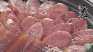 沿著米飯邊淋一圈玉米油，擺上小青菜，淋上醬油和湯調(diào)成的醬汁，撒上辣椒粒、香蔥末即可。