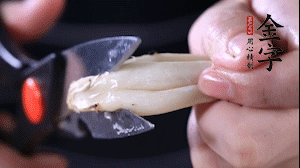 蟹味菇去掉根部洗凈。