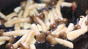 熱油下鍋煸香蒜末，依次加蟹味菇、香腸、西蘭花均勻翻炒，放適量水燜煮3分鐘。