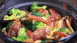 出鍋前加少許鹽、水淀粉即可。