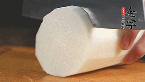 白蘿卜去皮切塊，豆芽洗凈。