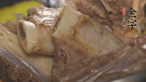 鍋中加熱適量油，加入姜和牛仔骨炒至外表呈金棕色。