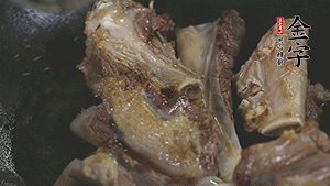 加入白蘿卜、料酒、水、火腿煮40分鐘。