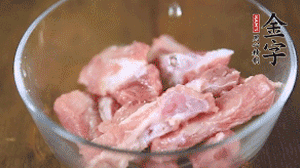 切成小段的排骨洗凈后，加姜片焯水3分鐘。