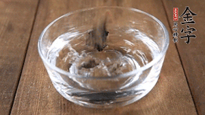 黑木耳泡發(fā)備用。