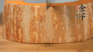 南瓜去皮洗凈后，切成規(guī)則的長(zhǎng)方形。