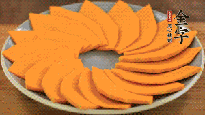 秋葵、南瓜交叉擺在盤中，然后香腸片置于上面，擺成花環(huán)狀。