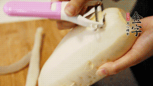 蘿卜去皮，切成絲。（如果用擦菜板，不能選擦成太碎的）