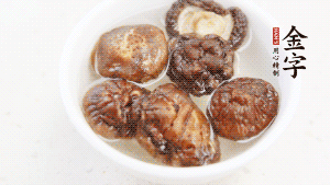 鍋加熱至7成，放蘿卜絲煸炒，加3粒冰糖翻炒至透明，盛出備用。