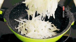 鍋加油至5成熱，放香腸粒、臘肉粒翻炒，等脂肪變透明后，加香菇、瑤柱、蝦米，放適量冰糖、胡椒粉、鹽炒至香味溢出。