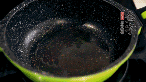 盆中放入炒好的蘿卜絲、香腸等食材，加粘米粉、澄粉，一邊倒香菇水，一遍攪拌成稀糊狀。（加入少量的澄粉可以讓蘿卜糕質(zhì)地柔軟又充滿彈性，而且還可以增加成品的透明感。 ）