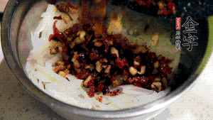 在蒸盤中鋪上油紙，鋪好食材后壓一壓，蒸箱中蒸30分鐘即可。（蒸好的蘿卜糕切成厚片，用少量油煎一下，撒點(diǎn)蔥花口味更好。）