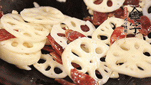 依次下香腸片、藕片翻炒均勻，加適量清水燜熟。