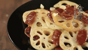 出鍋前加少許鹽調(diào)味，撒上蔥花即可。