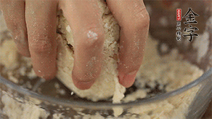 揉勻成光滑的面團(tuán)后，醒發(fā)半小時。