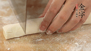 均勻切段后搓成長條狀，繞到香腸上，以紅豆點(diǎn)綴眼睛。