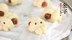 上鍋大火蒸20分鐘后，關(guān)火燜5分鐘就可以了。