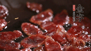 鍋中油7成熱時，香腸片翻炒均勻，然后依順序加胡蘿卜絲、小青菜、面條。