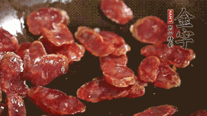 鍋中油7成熱時(shí)，，先放香腸煸香，再放荷蘭豆、小玉米均勻翻炒。（可淋點(diǎn)料酒或清水讓香腸口感軟一些）