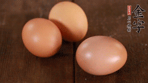 雞蛋加鹽打散1分鐘。