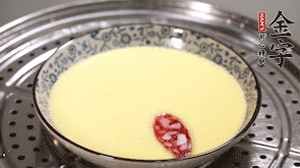 將香腸片均勻鋪上，繼續(xù)蒸6分鐘。