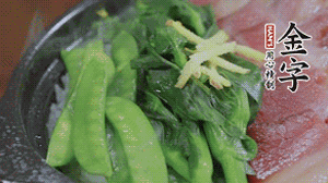 燜好的米飯開蓋，放入菜心、荷蘭豆，澆上調(diào)味汁拌勻。