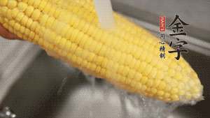 蓮藕切塊、玉米切段、荸薺削皮。